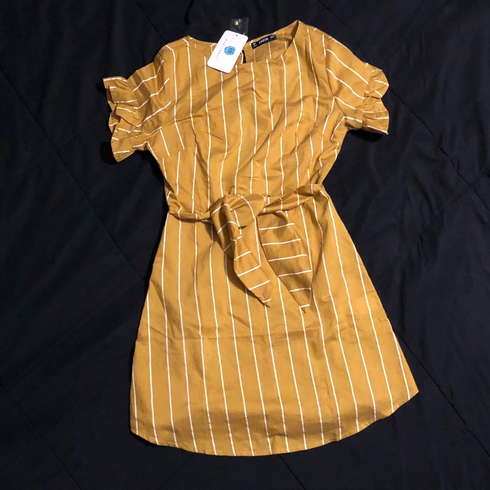 Flounce sleeve stripped dress